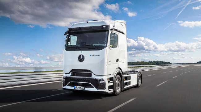 Read more about the article Mercedes Unveils Longhaul Electric Truck